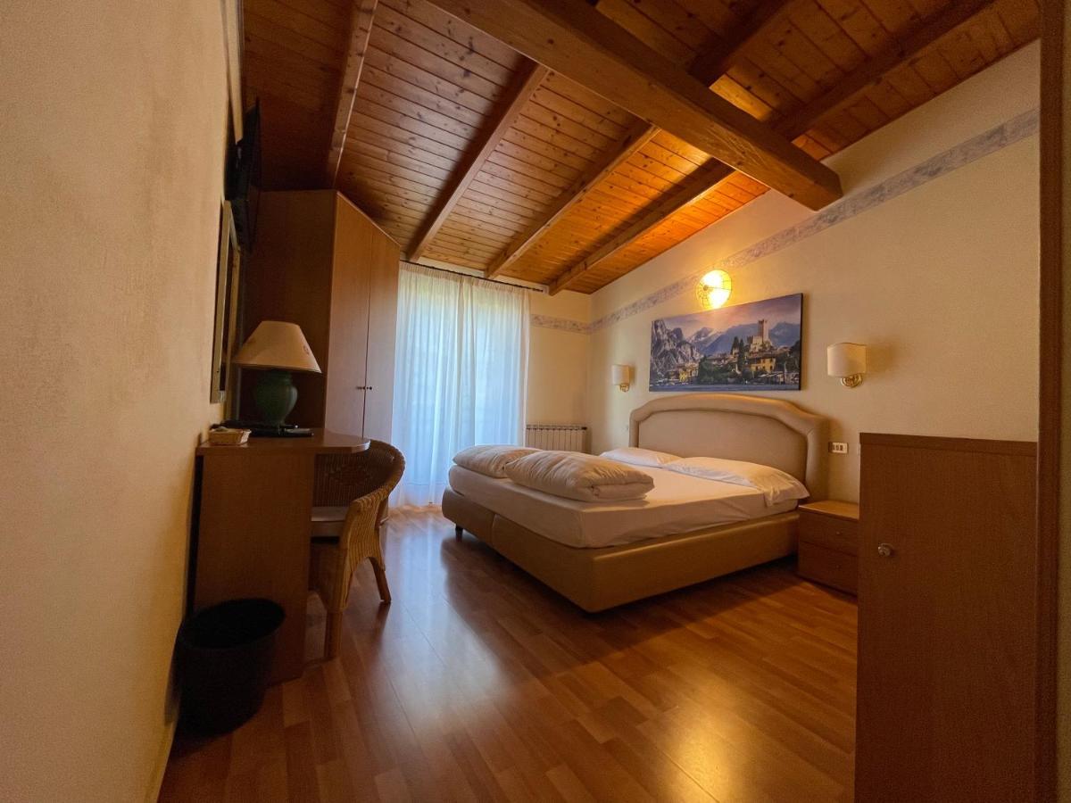 Hotel Rabay เบรนโซเน ซูล การ์ดา ภายนอก รูปภาพ