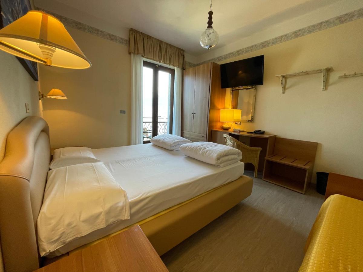 Hotel Rabay เบรนโซเน ซูล การ์ดา ภายนอก รูปภาพ