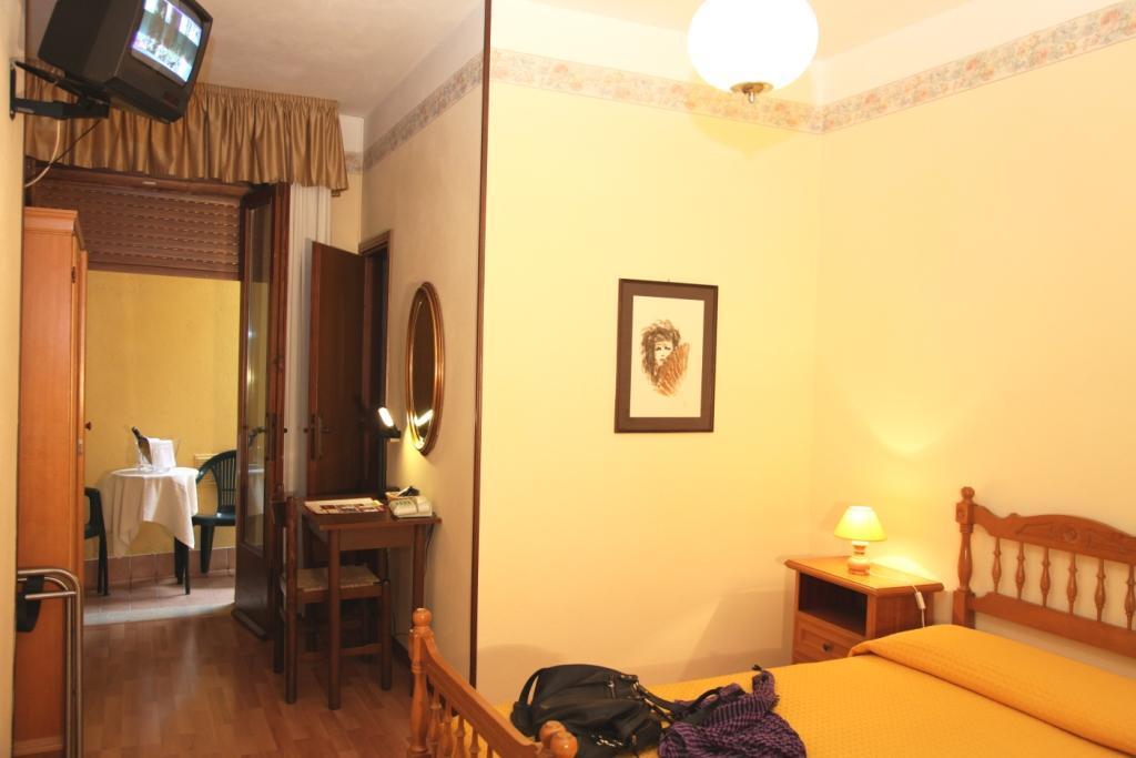 Hotel Rabay เบรนโซเน ซูล การ์ดา ภายนอก รูปภาพ